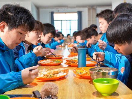 米脂学生用餐