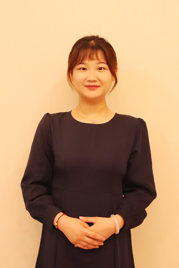 米脂文哲 本科学历，优秀班主任